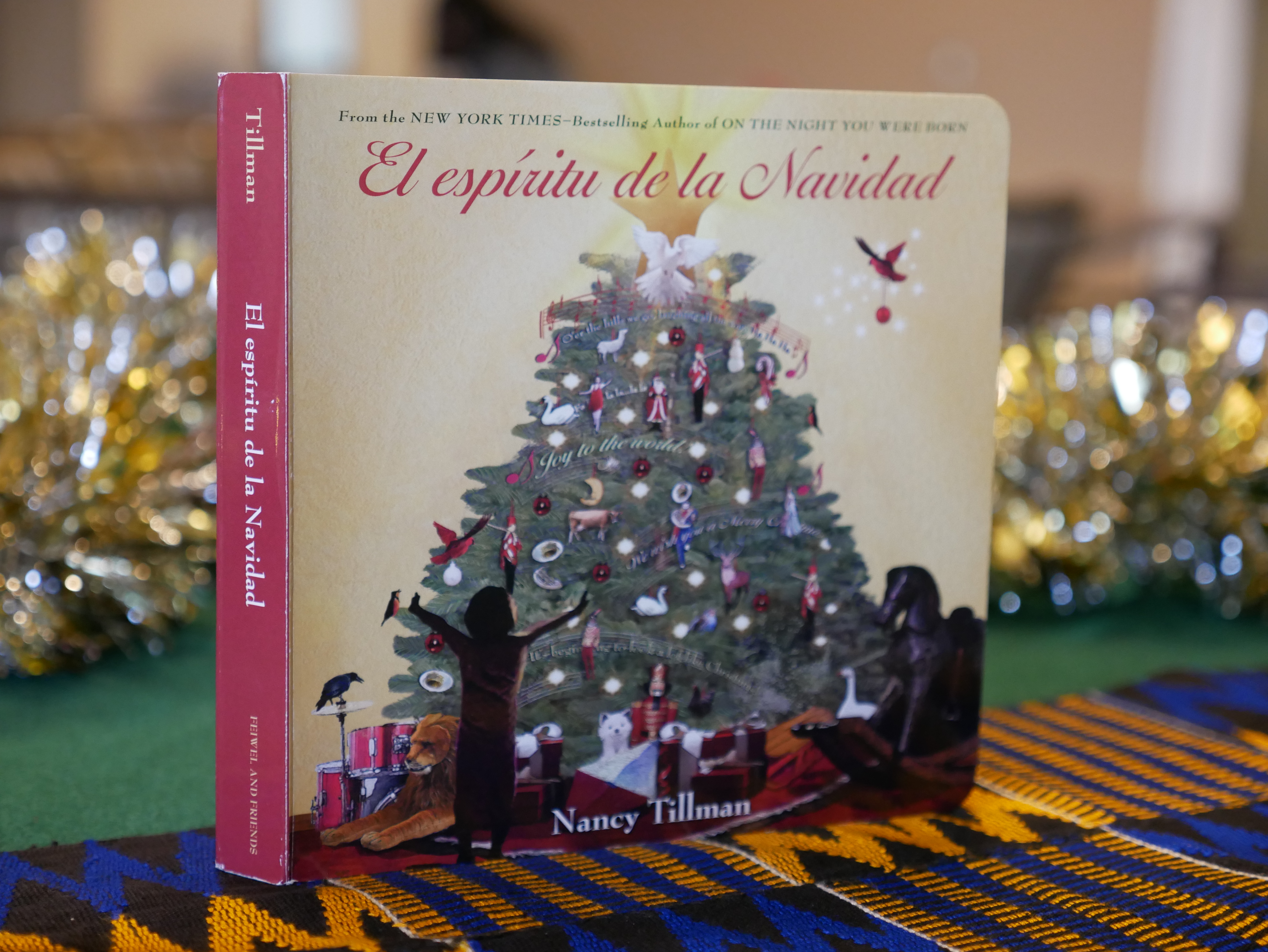 El Espiritu de las Navidad by Nancy Tillman / Tr. by Teresa Mlawer (Feiwel and Friends, 2009) spa PZ 74.3 .T55 Esp 2016 Poem about what makes the Christmas season - love!